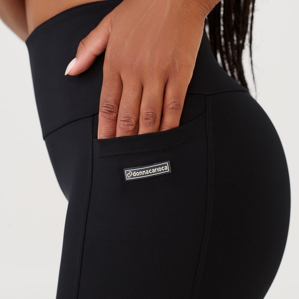 short-essential-preto-poliamida-com-bolso-preto-p 3