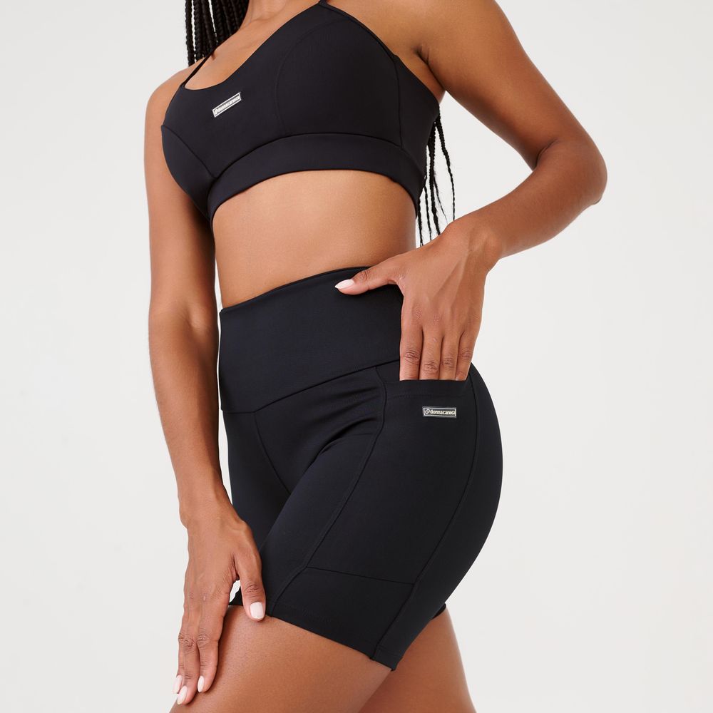 short-essential-preto-poliamida-com-bolso-preto-p 6
