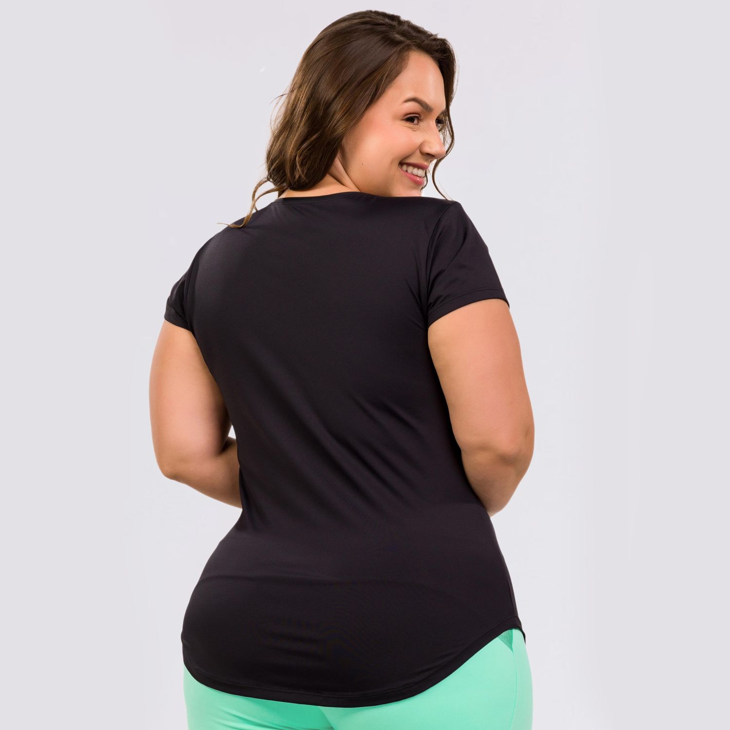 R0942_001_8-CAMISETA-ESSENTIALS-PRETA