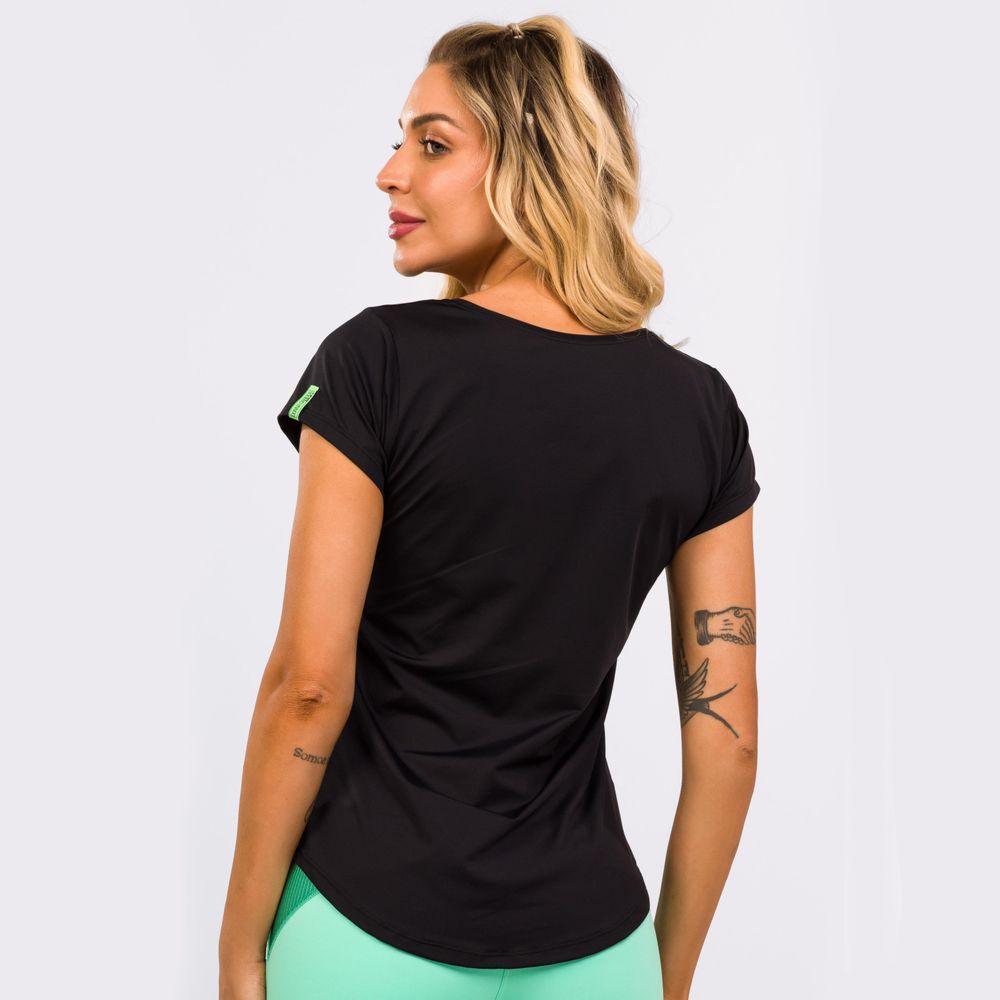 camiseta-essentials-preta-tecido-geladinho-preto-p 2