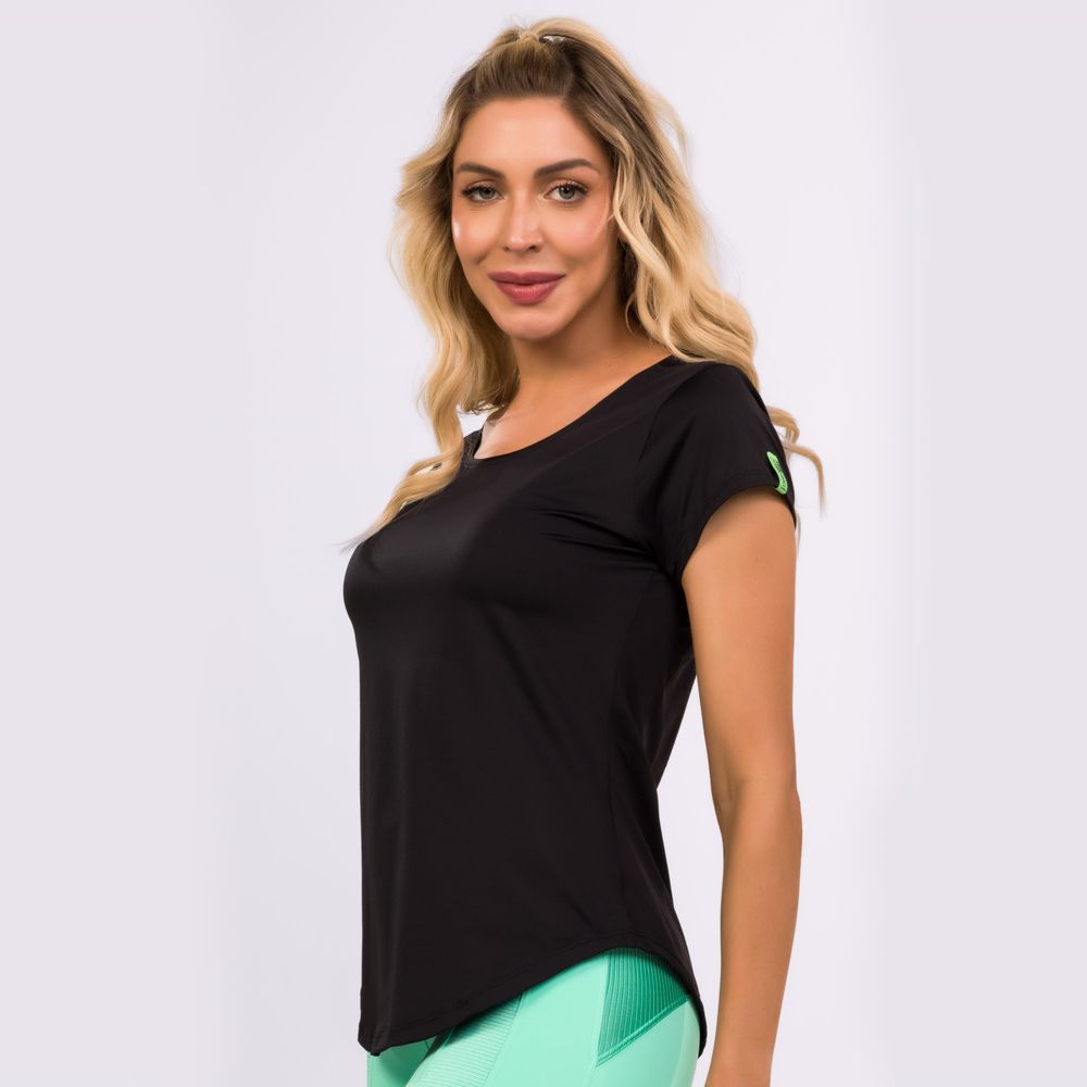 camiseta-essentials-preta-tecido-geladinho-preto-p 4