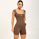 Macaquinho-fitness-marrom-com-decote-quadrado-e-vies-claro-modelagem-ajustada.