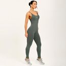 vista-lateral-do-macacao-fitness-verde-com-caimento-ajustado-e-alcas-finas