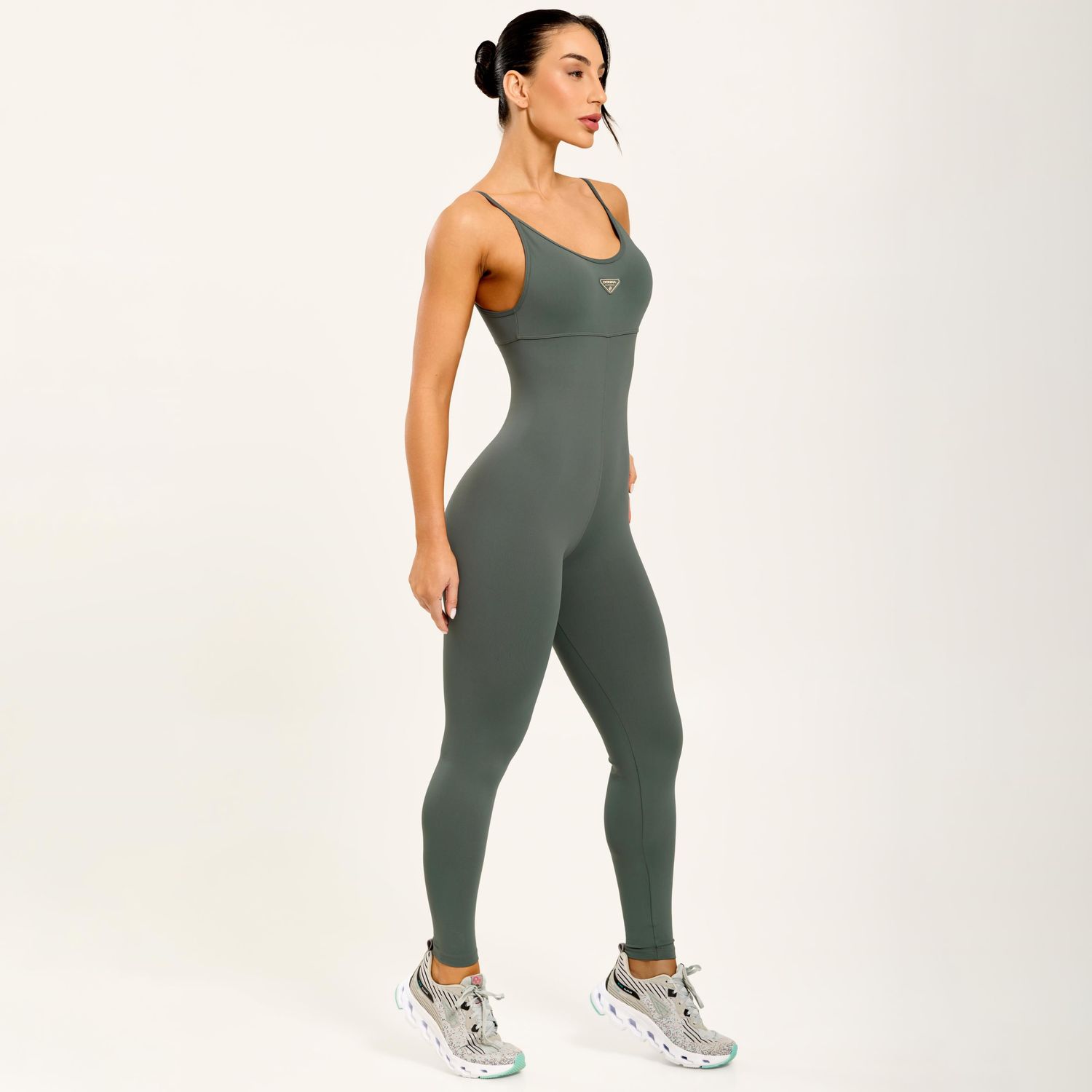 vista-lateral-do-macacao-fitness-verde-com-caimento-ajustado-e-alcas-finas