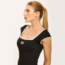 Detalhe-do-busto-do-macaquinho-fitness-preto-com-vies-claro-e-logo-frontal.