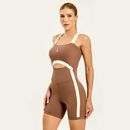 Macaquinho-fitness-marrom-com-alcas-claras-e-recortes-destacando-o-caimento-lateral.