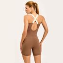 Costas-do-macaquinho-fitness-marrom-com-alcas-cruzadas-claras-e-recorte-em-gota.