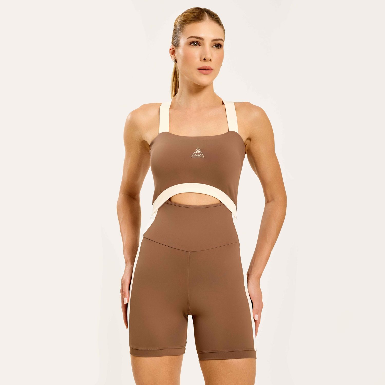 Macaquinho-fitness-marrom-com-alcas-claras-e-recorte-abaixo-do-busto-visual-moderno-e-anatomico.