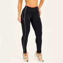 legging-fitness-preta-com-cos-laranja-e-vivos-claros-modelagem-anatomica-e-tecido-de-poliamida-elastica