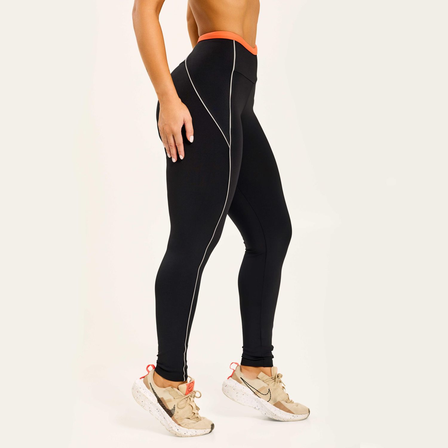 legging-de-poliamida-preta-com-cos-colorido-e-linhas-sutis-nas-laterais-caimento-firme-e-confortavel
