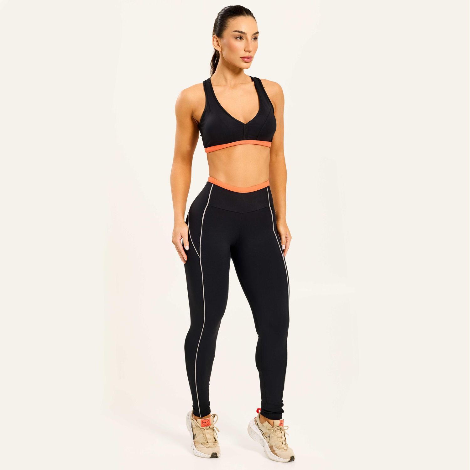 conjunto-fitness-preto-com-top-e-legging-de-cos-laranja-detalhes-contrastantes-e-visual-moderno