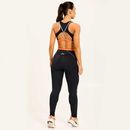 vista-traseira-de-conjunto-fitness-preto-com-legging-de-cos-laranja-e-acabamento-anatomico