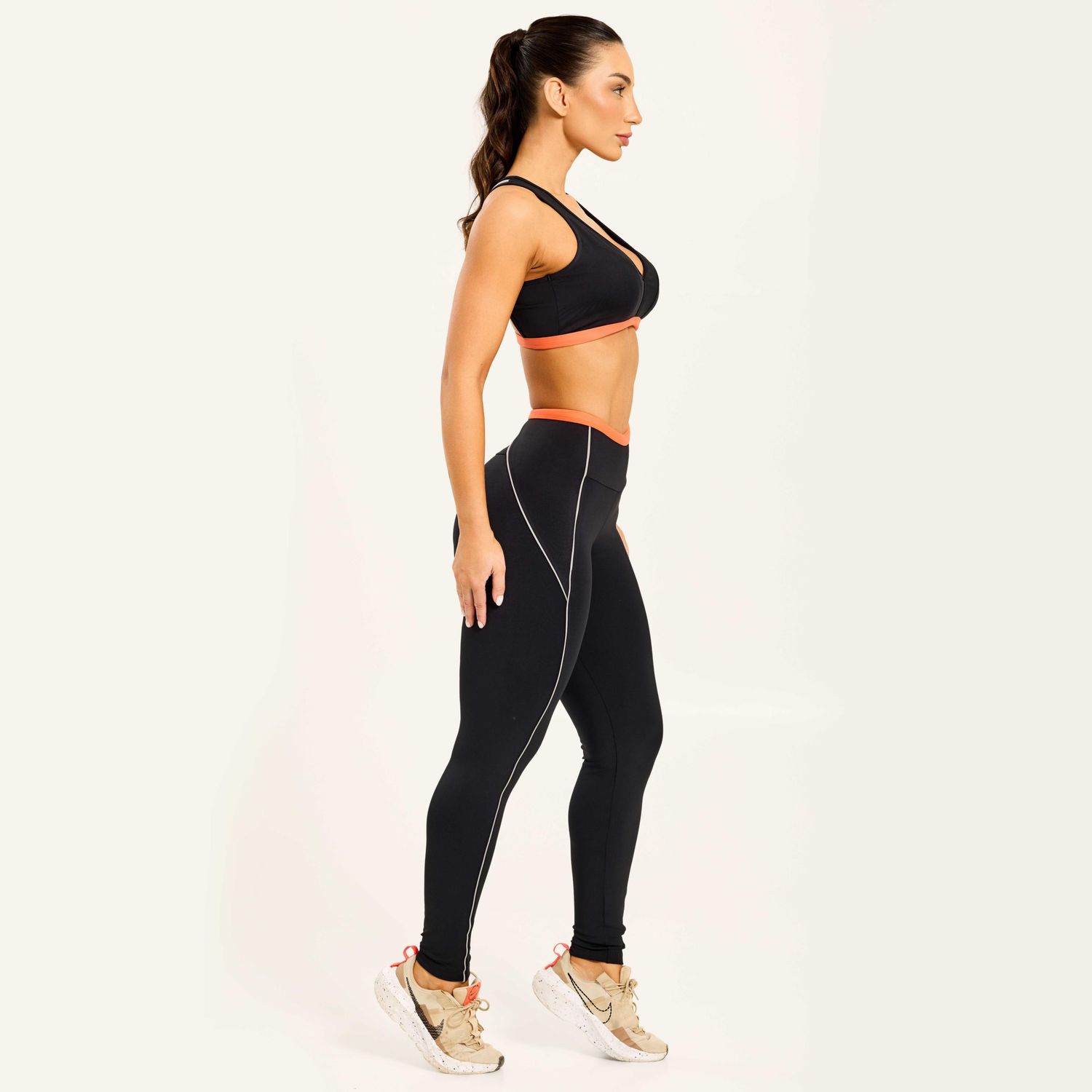 modelo-lateral-usando-legging-preta-de-cos-laranja-com-vivos-sutis-ideal-para-treinos-e-conforto-diario