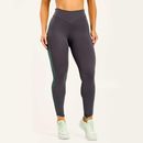 Conjunto-esportivo-cinza-com-top-e-legging-de-compressao-ideal-para-treinos-e-alta-performance
