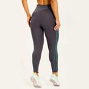 Modelo-lateral-usando-legging-cinza-com-faixa-verde-e-logo-na-lateral-ajuste-firme-e-confortavel