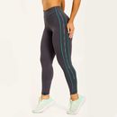 Legging-cinza-com-cos-anatomico-e-recortes-laterais-verdes-tecido-tecnologico-de-compressao