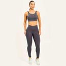 Modelo-de-frente-com-conjunto-fitness-cinza-e-costuras-verdes-destaque-para-legging-de-compressao