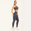 Legging-cinza-com-detalhe-lateral-verde-e-logo-repetido-modelagem-ajustada-e-confortavel-para-treino