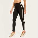 legging-fitness-preta-com-cos-alto-e-faixa-lateral-clara-que-se-estende-ate-o-pe-tecido-de-poliamida