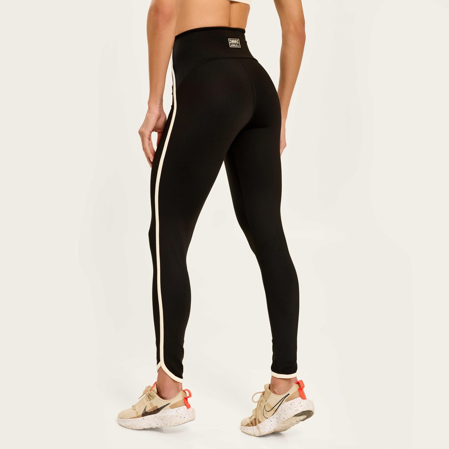 vista-traseira-de-legging-preta-com-cos-alto-e-faixa-lateral-continua-ate-o-tornozelo-modelagem-anatomica