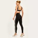 vista-traseira-de-conjunto-fitness-preto-com-legging-de-cos-alto-e-detalhe-claro-que-contorna-o-tornozelo