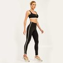 modelo-usando-conjunto-fitness-preto-com-top-e-legging-de-cos-alto-e-faixa-lateral-que-desce-ate-a-barra