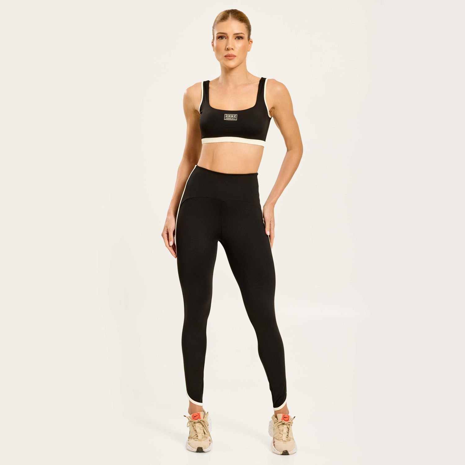 conjunto-fitness-preto-com-cos-alto-e-faixa-lateral-clara-modelagem-que-valoriza-o-corpo-e-alonga-as-pernas