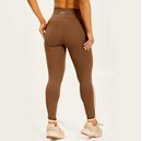 Vista-traseira-da-legging-marrom-de-poliamida-com-cos-alto-e-recorte-bege-realce-natural-do-corpo