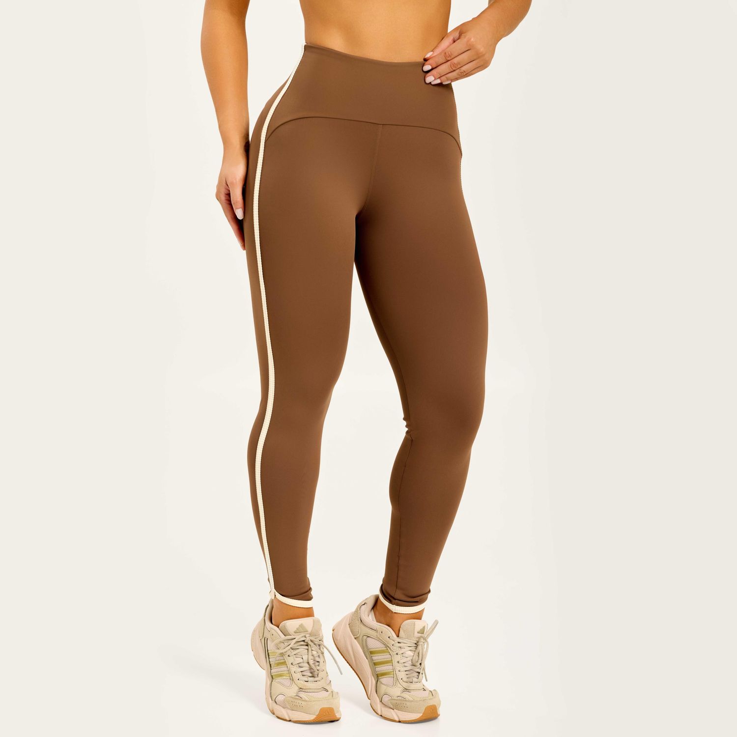 Legging-marrom-de-cos-alto-e-detalhe-bege-lateral-tecido-tecnologico-de-compressao-e-toque-macio