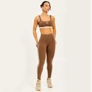 Conjunto-fitness-marrom-com-top-e-legging-de-poliamida-recortes-bege-e-visual-sofisticado-para-treino