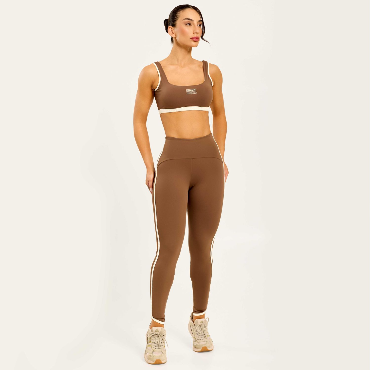 Conjunto-fitness-marrom-com-top-e-legging-de-poliamida-recortes-bege-e-visual-sofisticado-para-treino