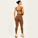 Vista-traseira-do-conjunto-fitness-marrom-com-legging-de-cos-alto-e-recortes-bege-contrastantes