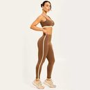 Modelo-lateral-com-legging-marrom-de-cos-alto-e-faixa-bege-lateral-caimento-firme-e-confortavel