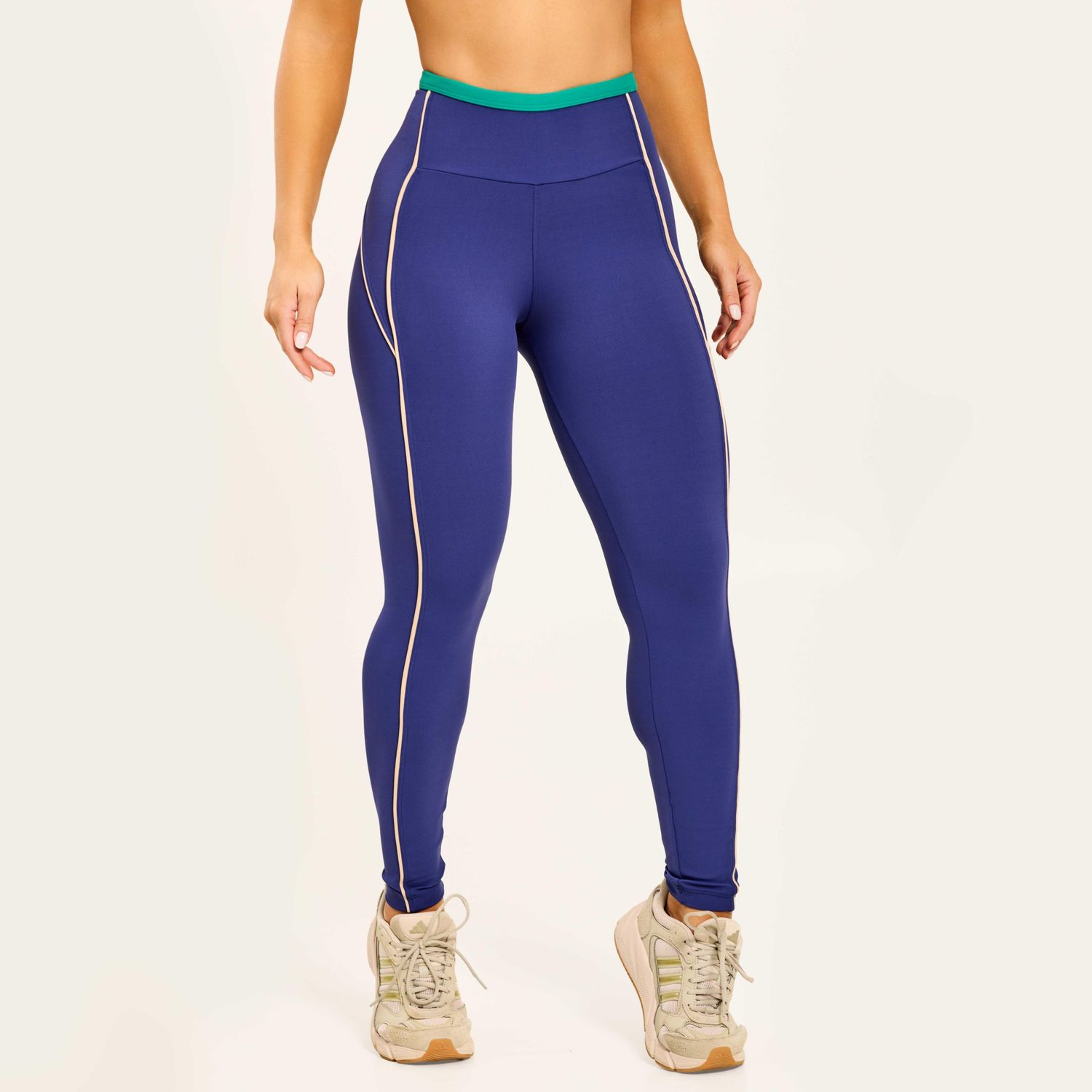 Legging-fitness-azul-com-cos-verde-e-recortes-anatomicos-conforto-e-liberdade-de-movimento