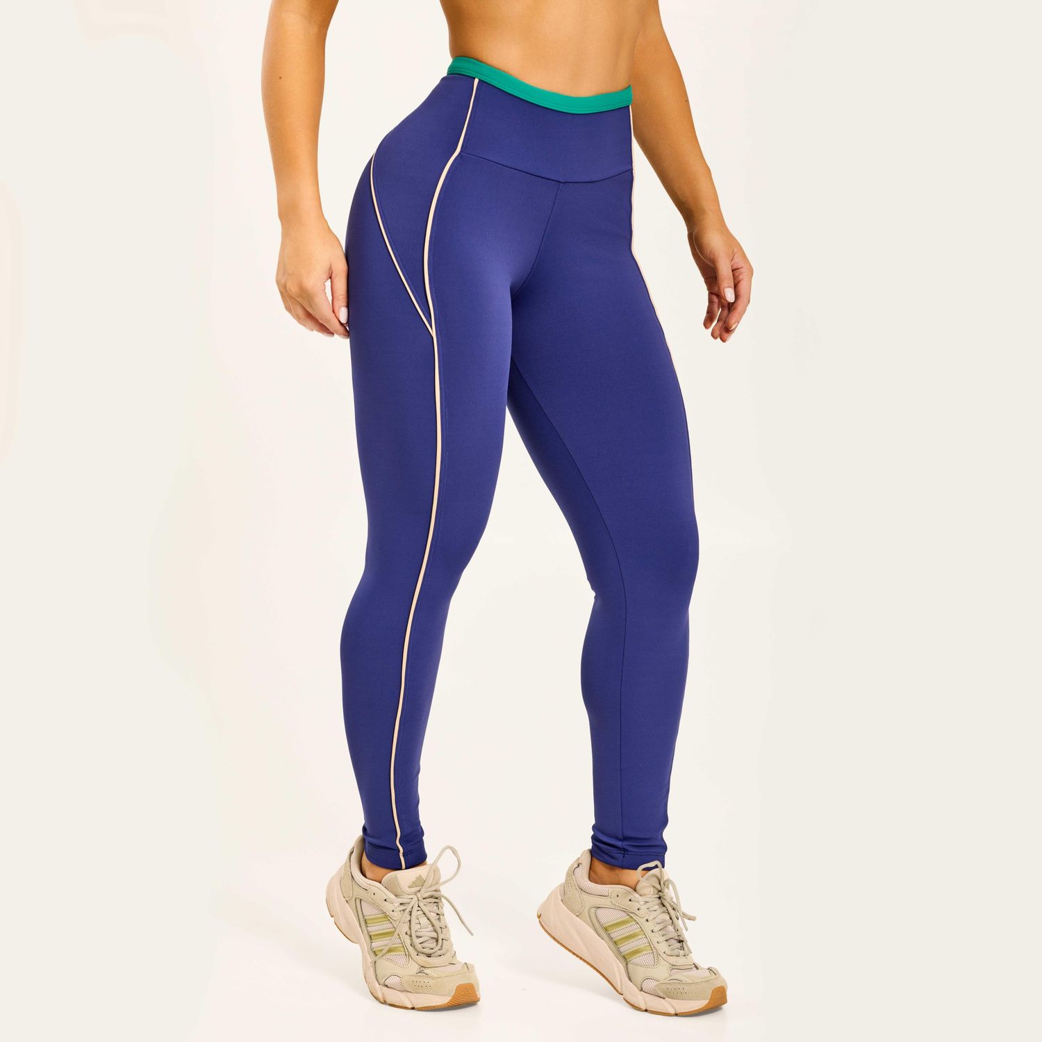Legging-azul-de-poliamida-com-cos-verde-e-costuras-claras-laterais-modelagem-ajustada-ao-corpo
