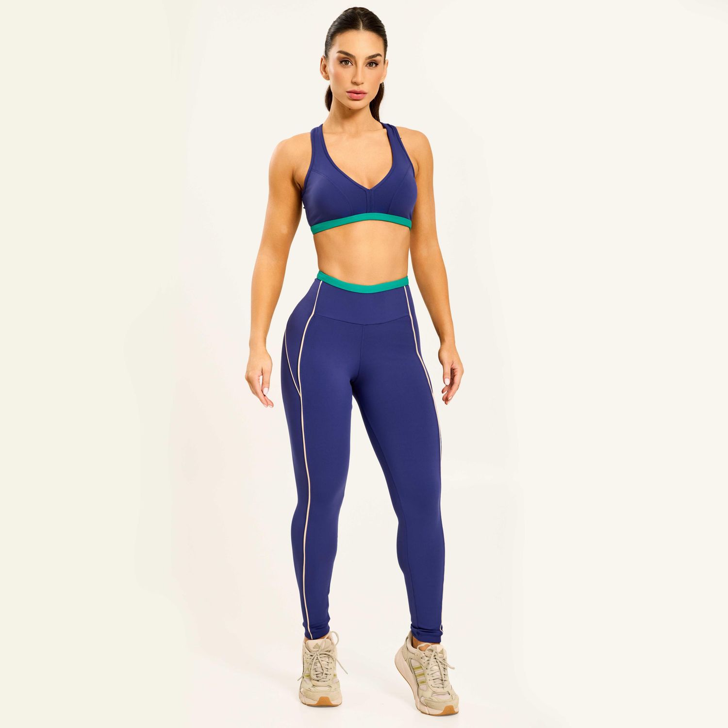 Conjunto-fitness-azul-com-top-e-legging-de-poliamida-cos-verde-e-recortes-laterais-claros