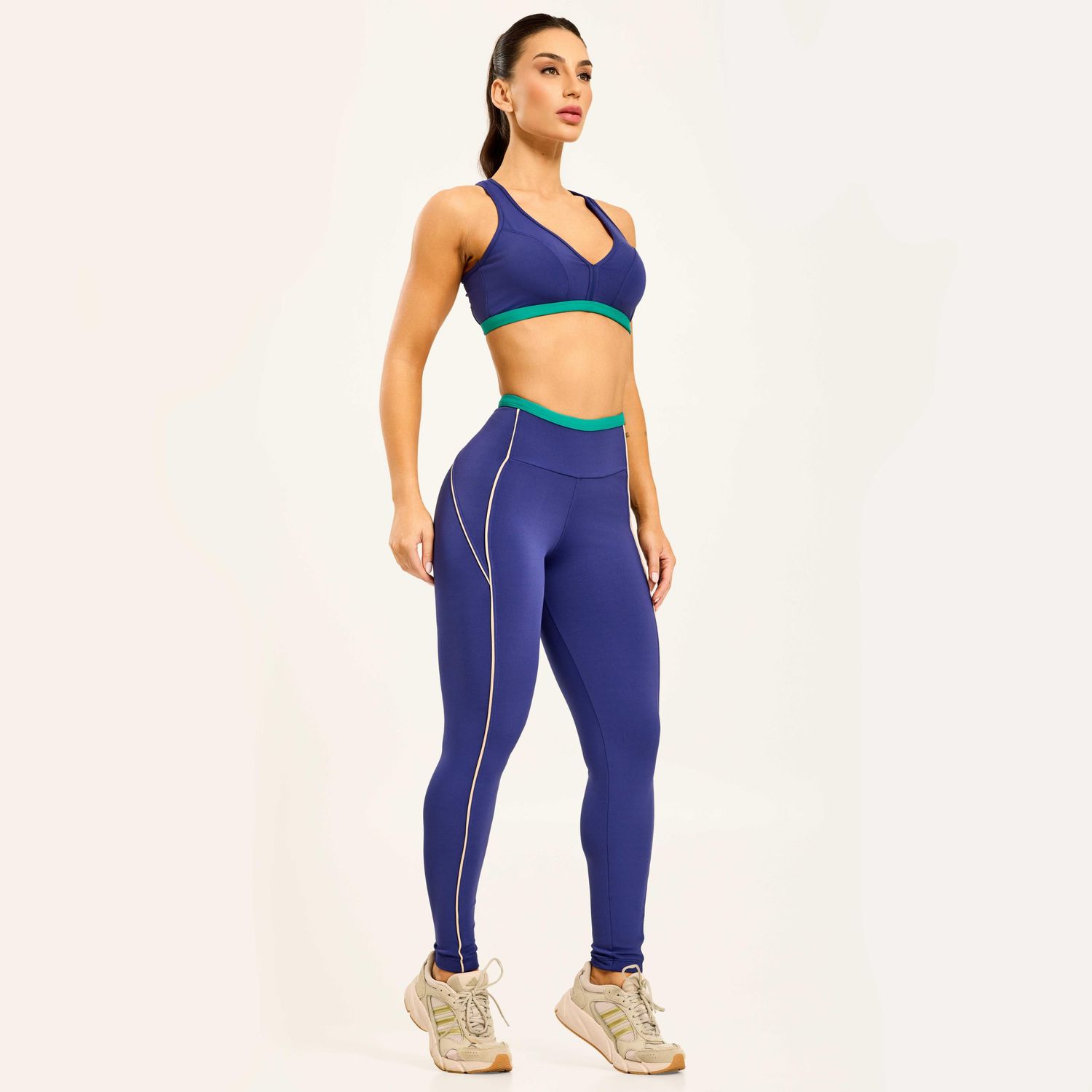 Conjunto-esportivo-azul-com-legging-de-cos-alto-verde-e-top-com-suporte-firme-para-treino