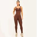 modelo-com-macacao-marrom-de-alcas-largas-e-aplicacao-emborrachada-com-logo-no-busto