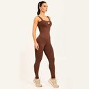 modelo-em-pose-lateral-usando-macacao-fitness-marrom-com-alcas-largas-e-caimento-ajustado