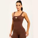 detalhe-do-busto-do-macacao-fitness-marrom-com-aplicacao-emborrachada-e-alcas-largas