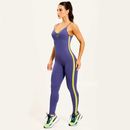 modelo-usando-macacao-fitness-roxo-com-alcas-finas-decote-em-V-e-laterais-com-faixa-verde-neon