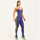 modelo-em-pose-frontal-com-macacao-roxo-de-alcas-finas-e-laterais-contrastantes-em-verde-neon