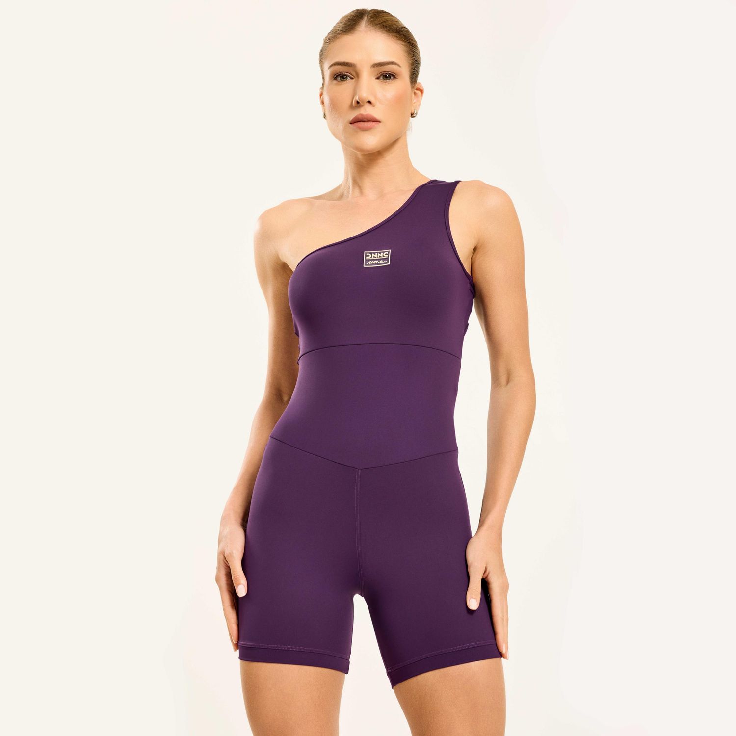 Macaquinho-fitness-roxo-de-um-ombro-so-modelagem-justa-e-logo-frontal.