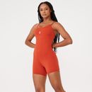 Vista-lateral-do-macaquinho-fitness-laranja-de-alcas-finas-destacando-o-caimento-do-tecido.