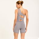 costas-do-macacao-cinza-com-alca-unica-e-recortes-geometricos-que-valorizam-o-design