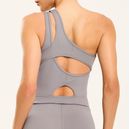 detalhe-das-costas-do-macacao-cinza-com-recortes-modernos-e-acabamento-anatomico