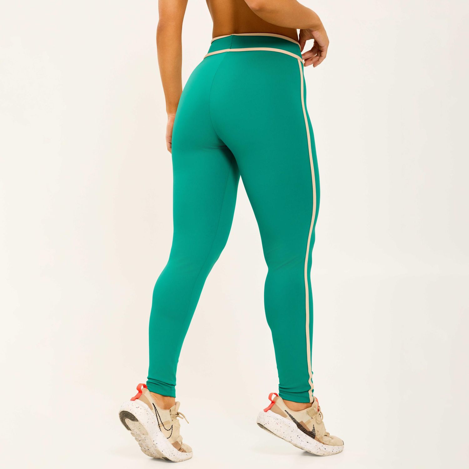 vista-traseira-de-legging-verde-com-cos-alto-e-acabamento-contrastante-modelagem-anatomica
