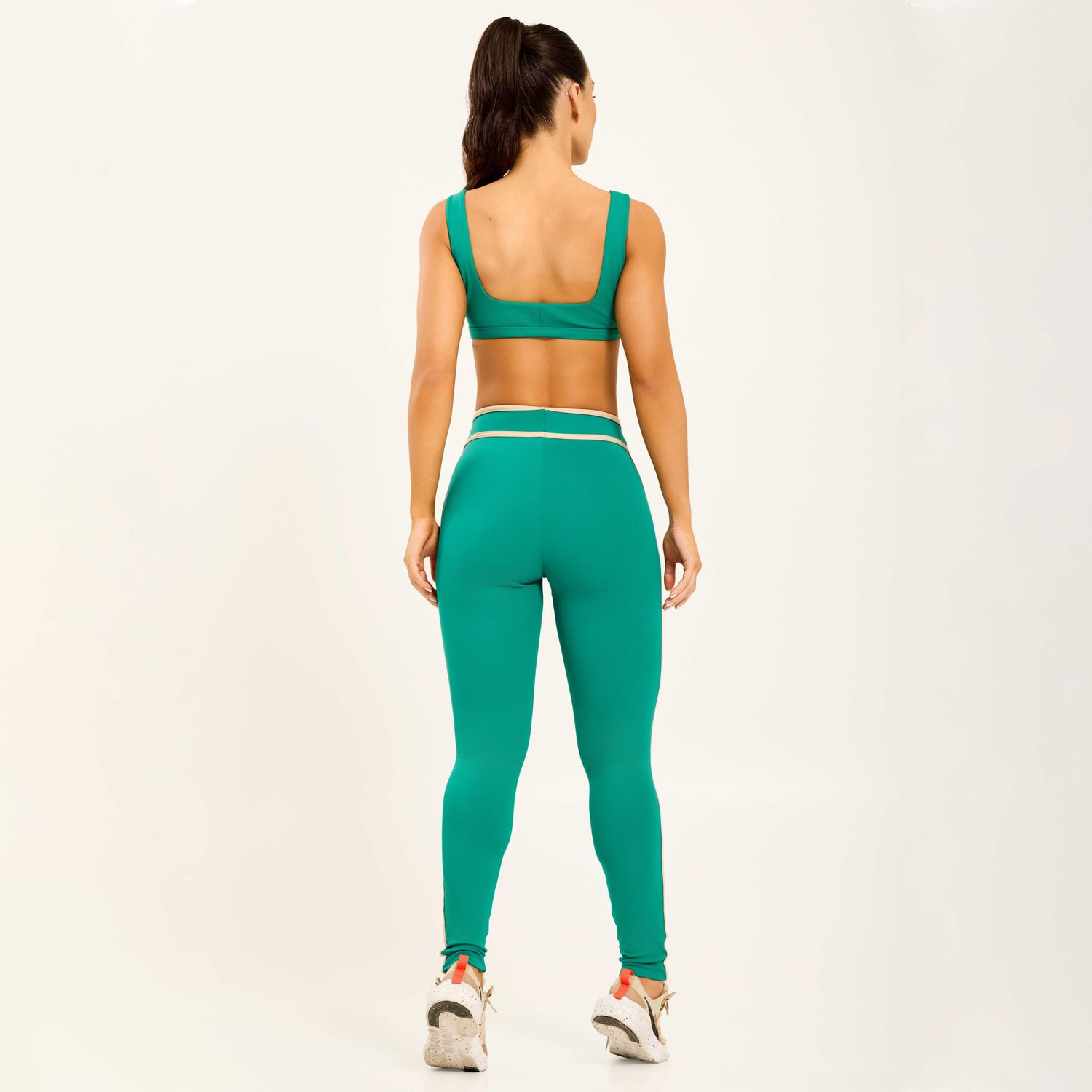 vista-traseira-de-conjunto-fitness-verde-com-legging-de-cos-alto-e-acabamento-delicado