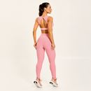 Modelo-de-frente-usando-legging-rosa-canelada-com-cos-anatomico-cruzado-caimento-justo-e-elegante