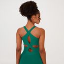 Detalhe-das-costas-do-macaquinho-fitness-verde-com-alcas-cruzadas-e-recortes-vazados.